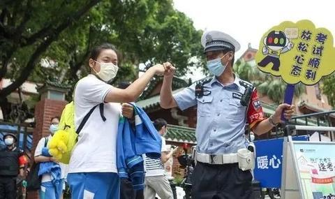 击拳庆祝守卫,美军透露特种部队用8架直升机长途奔袭干掉巴格达迪的细节
