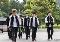 韩国lol职业联赛,首尔街头地铁挂上其海报