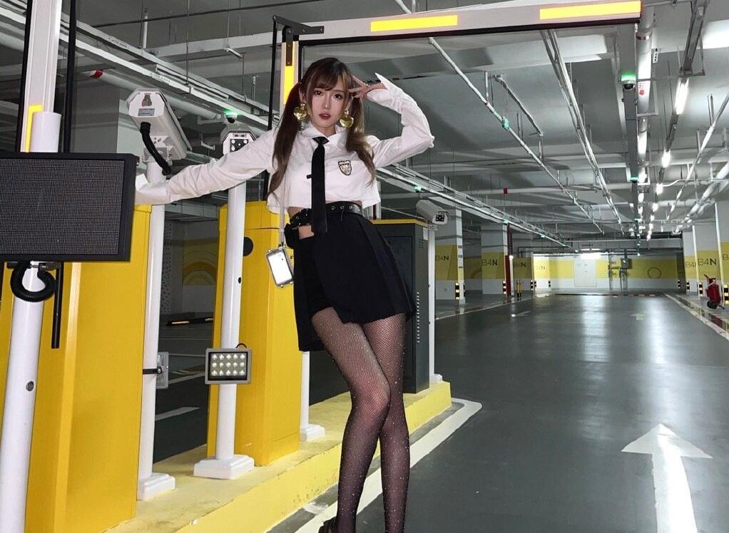 戚蓝尹游戏直播间_若风 戚蓝尹 电竞圈最成功的男人_若风 腐团儿 网络女神对比