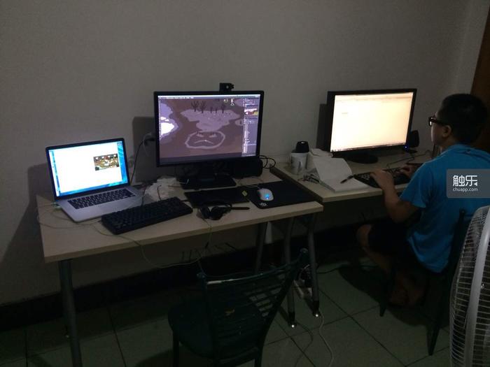 2014年9月份，崔的老婆生孩子，杨坤特意从上海跑去成都，在他家里工作了大概5个月