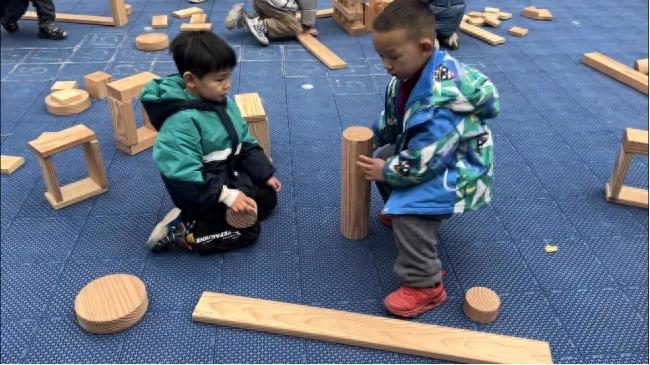 中班幼儿建构游戏探索_幼儿园中班游戏个案观察笔记_幼儿园积木区游戏案例