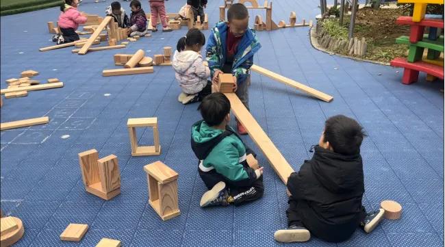 中班幼儿建构游戏探索_幼儿园积木区游戏案例_幼儿园中班游戏个案观察笔记