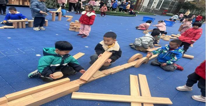 幼儿园积木区游戏案例_中班幼儿建构游戏探索_幼儿园中班游戏个案观察笔记