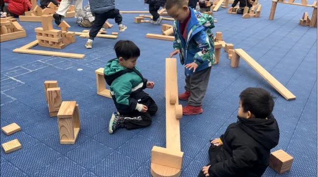 幼儿园中班游戏个案观察笔记_幼儿园积木区游戏案例_中班幼儿建构游戏探索