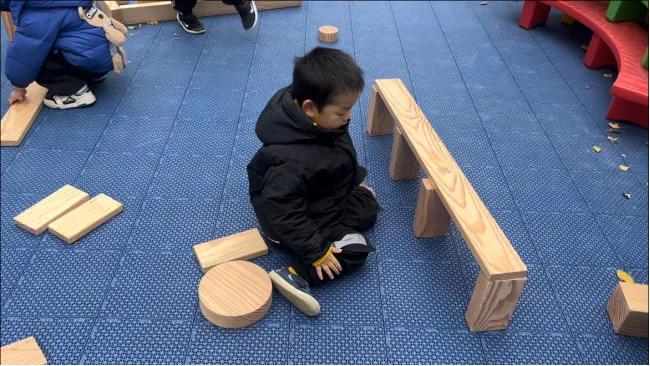 中班幼儿建构游戏探索_幼儿园中班游戏个案观察笔记_幼儿园积木区游戏案例