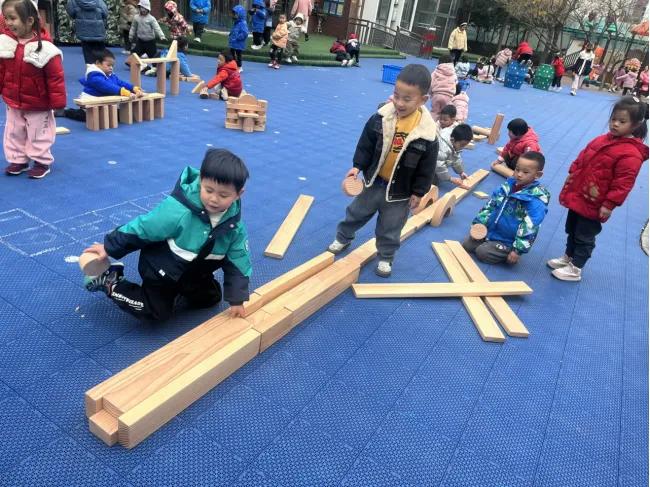 幼儿园积木区游戏案例_中班幼儿建构游戏探索_幼儿园中班游戏个案观察笔记