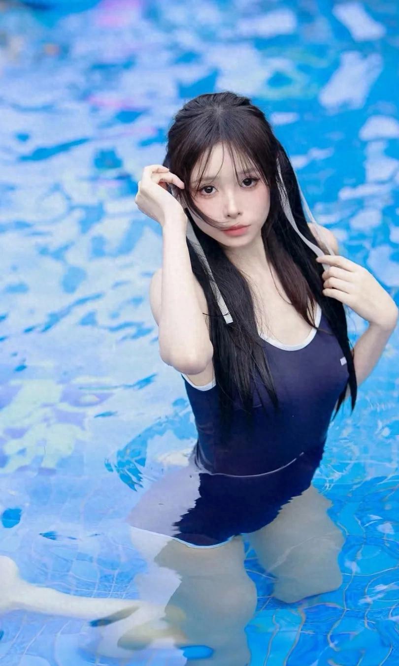 水上乐园美女时刻_一群美女在泳池戏水的游戏_夏日泳池美女风采
