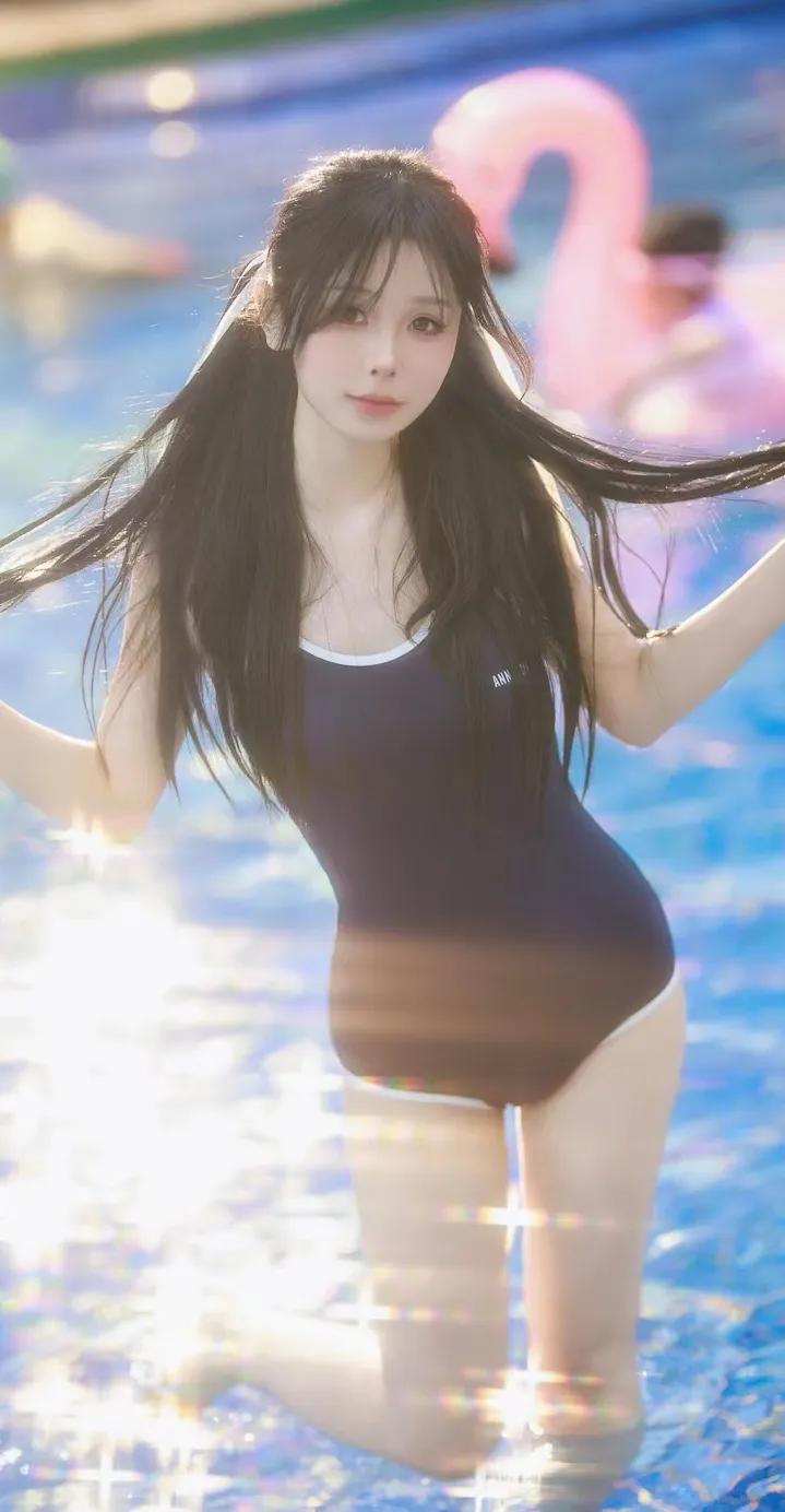 一群美女在泳池戏水的游戏_夏日泳池美女风采_水上乐园美女时刻