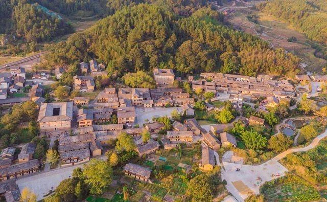 江西又一座古村，建于明朝，村民皆为陈姓，还有两座清朝客家围屋
