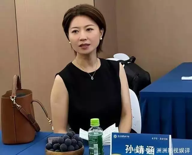 28岁辞职央视主持人，39岁全家移居日本，如今43岁的她后悔了吗