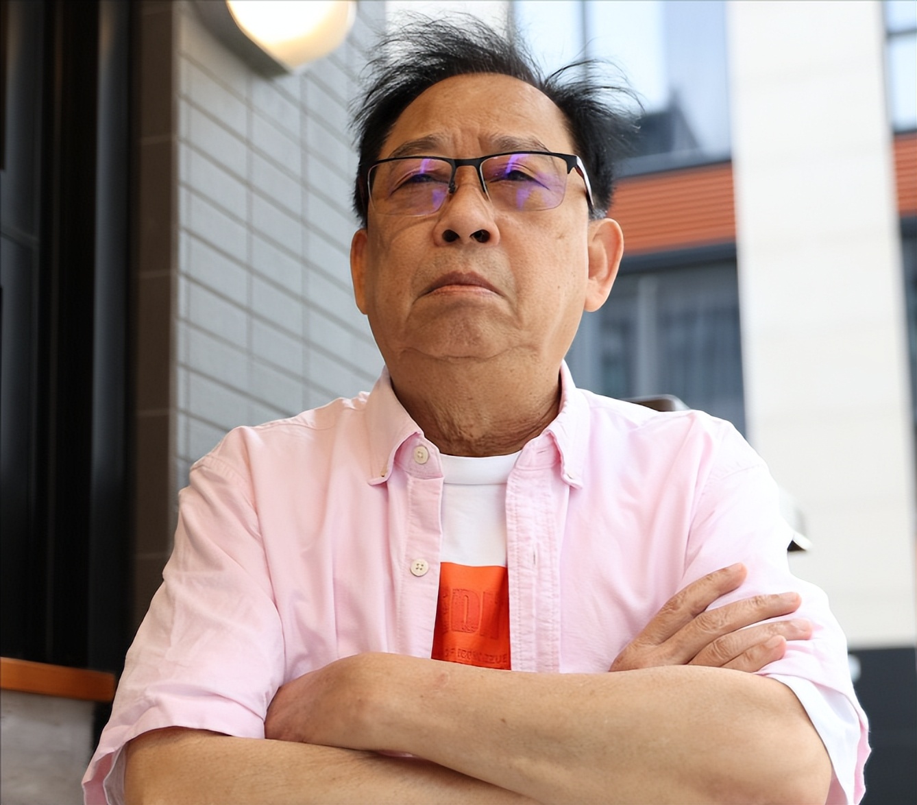 突发！香港知名演员受病魔折磨身体抱恙，因儿子啃老不敢退休