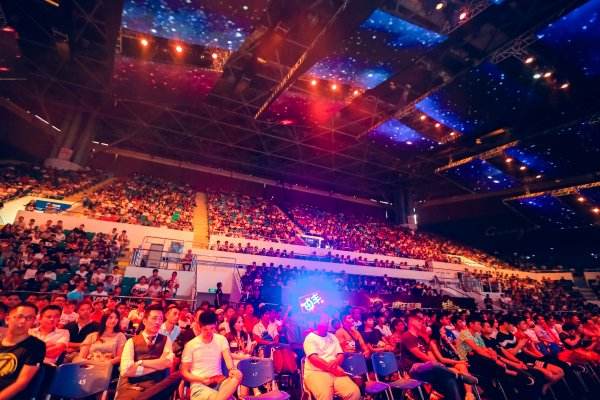 与时聚竞 穿越火线风雨十年