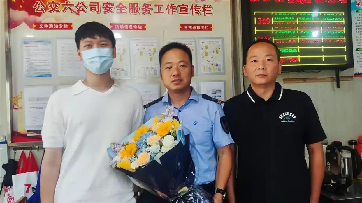 “不能不管！”武汉公交司机争分夺秒救援晕倒女子