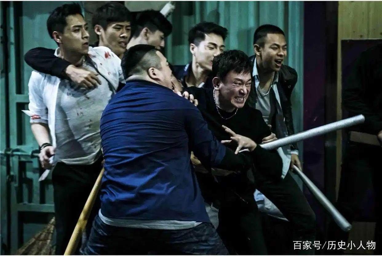 新义安“牙带强”，为人猖狂嚣张跋扈，与“尖东霸王”是铁哥们