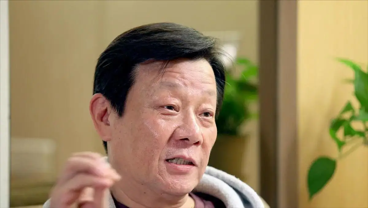 2位妻子楼上楼下住，鸡飞狗跳30年，“老戏骨”寇世勋称：太累了