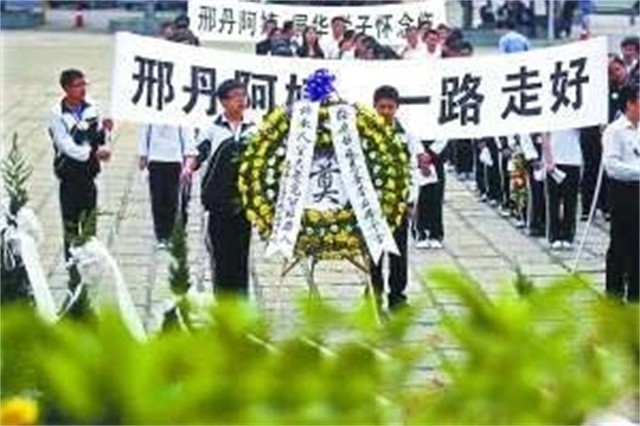 “深圳玫瑰”邢丹葬礼：与老公丛飞合葬，五岁女儿痛哭，千人送别
