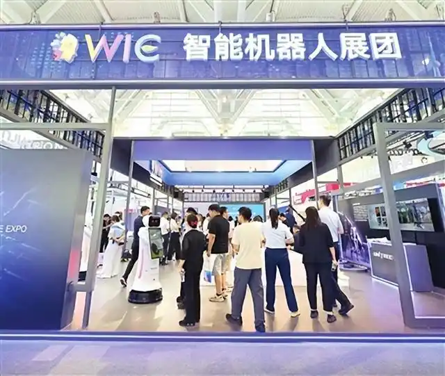人型机器人组团亮相！细节逼真，能上下楼……