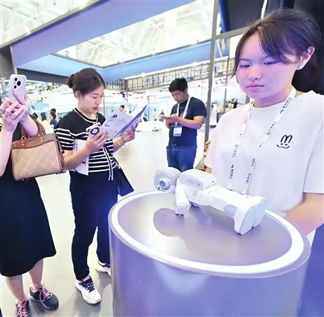 人型机器人组团亮相！细节逼真，能上下楼……