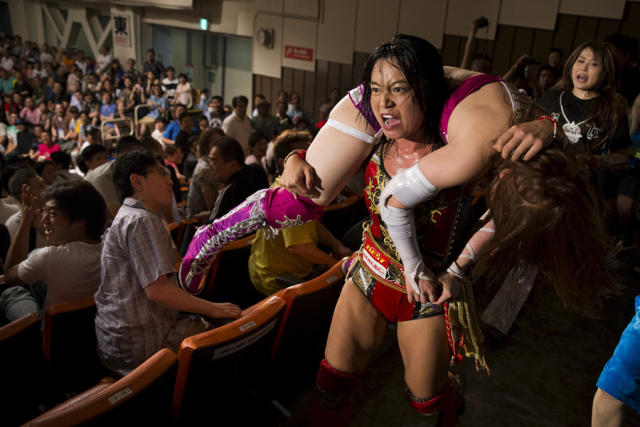 日本女子摔角 撕扯胸衣进行肉搏