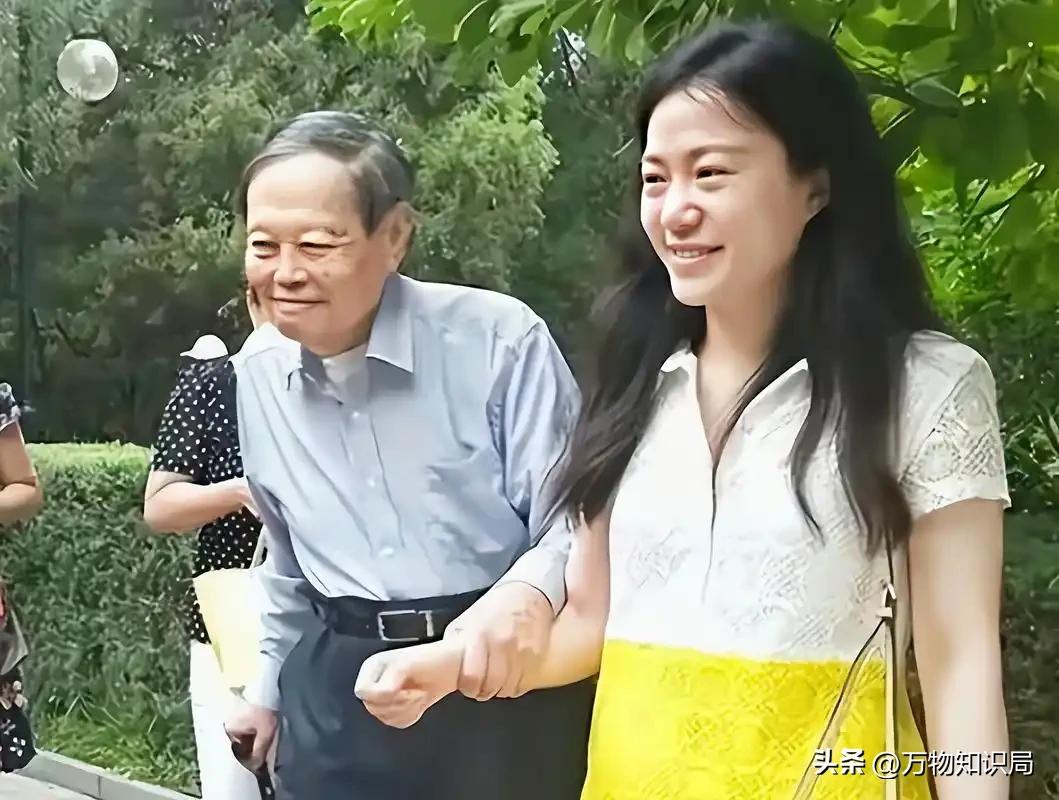 2024年，102岁杨振宁在北京家中留影，头发变黑了，翁帆身体发福