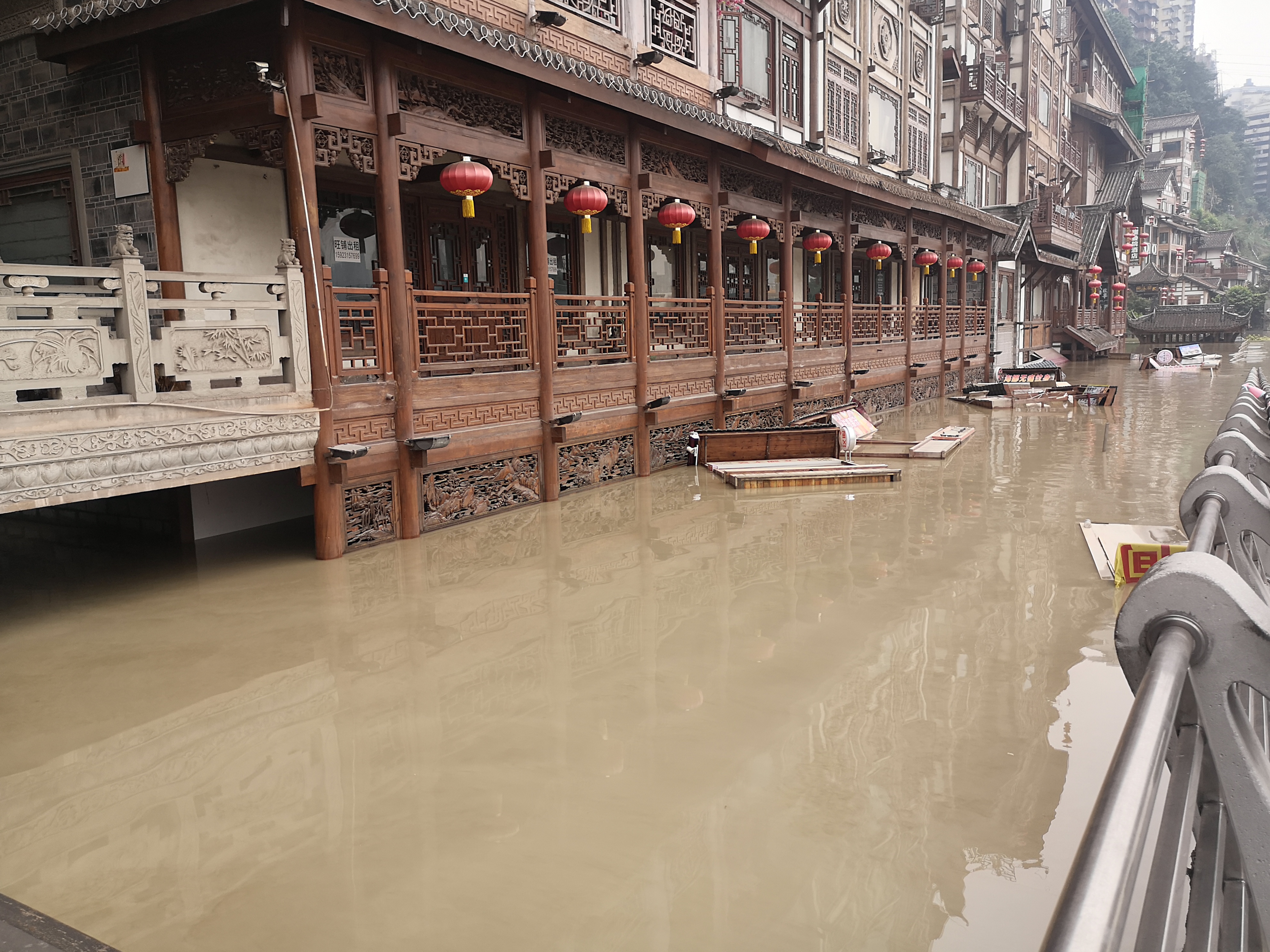直击重庆洪水：两江交汇“鸳鸯锅”没了，洪崖洞景区受灾关闭