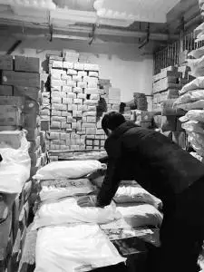 高温下的冷职业_冰库美女_冰块搬运工工作环境