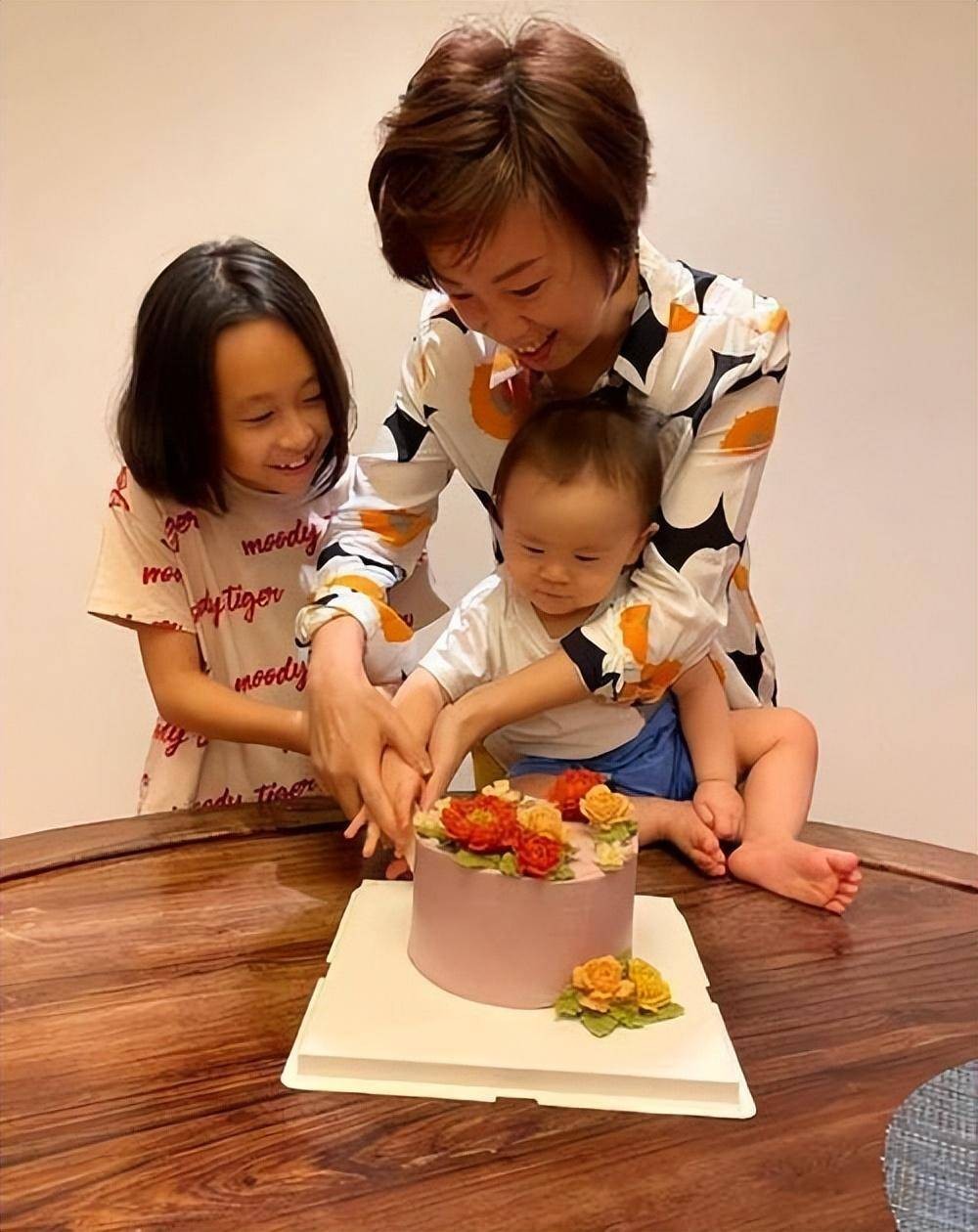 他深爱袁立15年，几经求婚却遭拒绝，转身娶张怡宁，如今幸福美满