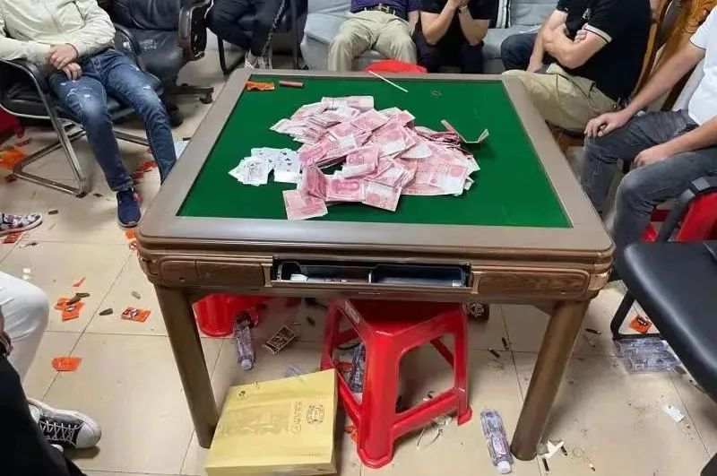 广东中山警方夜袭赌博窝点，缴获22万元现金无人认领