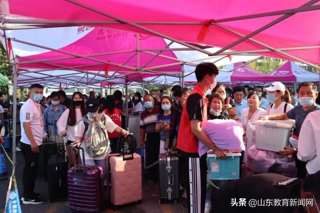 以心迎新，梦想起航——齐鲁师范学院青年志愿者为新生入学温情护航