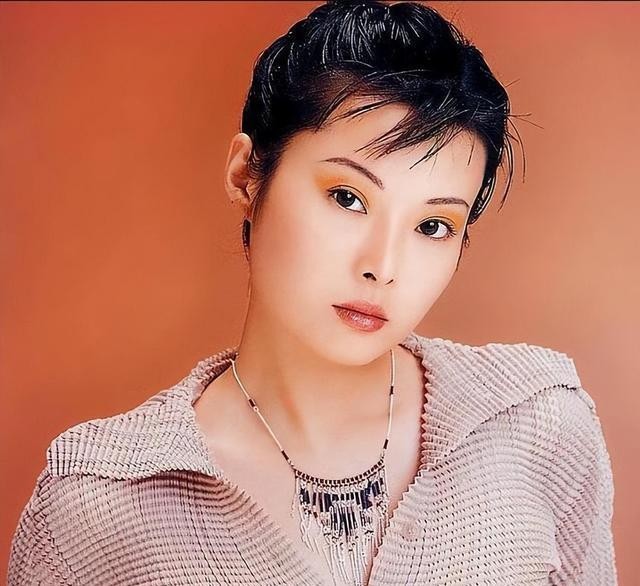 袁立：被徐威宠了12年，三婚两离后50岁无子女，她到底图什么？