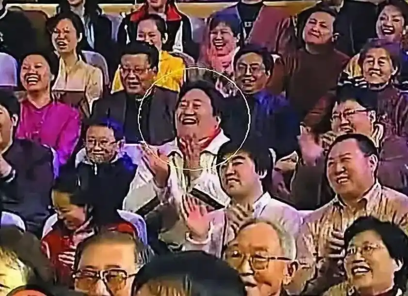 春晚最牛“钉子户”，笑坐春晚观众席19年，网友：怎么年年都有他