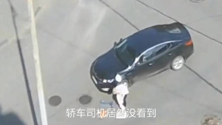 碰瓷党遇上女司机，别以为不敢撞你，男子当场被活活撞飞！