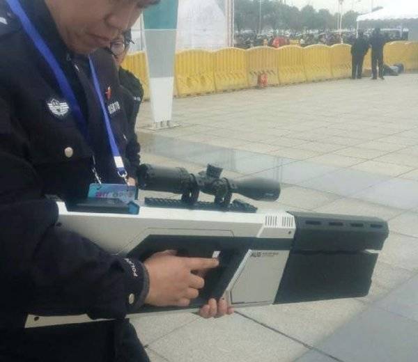 湖北武汉警方装备国产电磁步枪 反制无人机非法闯入